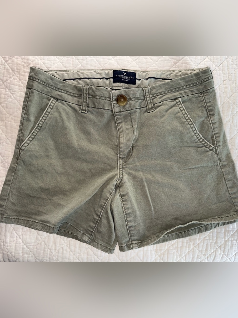 American Eagle Outfitters Chino Shorts size 4 Women’s Olive Khaki Bottoms Midi
